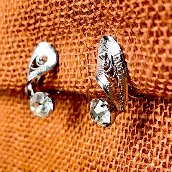 Vintage Ann Lee Silver Filigree and Rhinestone Screw Back Earrings - Picture 7 of 8